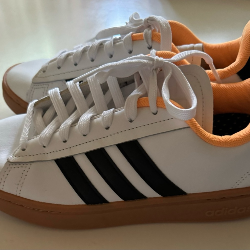 Woman’s size 7 1/2 Adidas Cloud White/Core Black/Flash Orange tennis shoe 👟 💥 - Picture 4 of 10